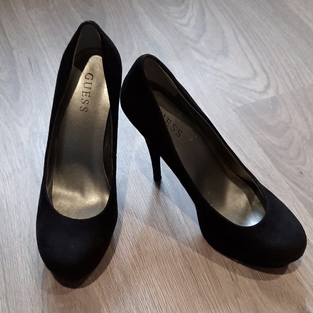 Guess pumps